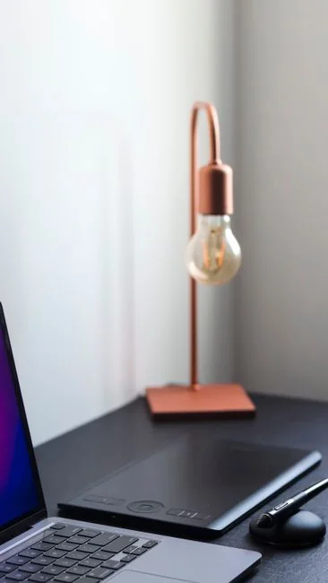 Smartphone affichant à l’écran des icônes de communication pour les appels, les e-mails et la messagerie.